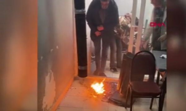 Polis baskın yapınca... Uyuşturucuyu sobaya attı!